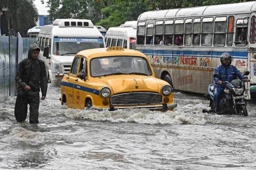 Kolkata Submerged Under Record Rainfall: City Paralysed, Flights Cancelled, 10 Dead
